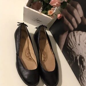 Sofft Flats ballet Shoe Black Leather Slip On Low Heel 8W Bows On Heels
